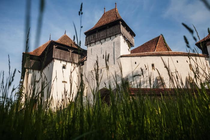 Biserica fortificată din Viscri pe dealul ei