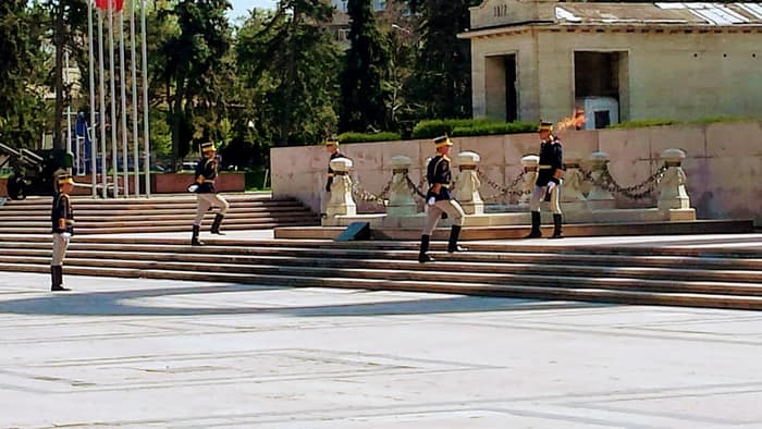 Cerimonia della guardia alla tomba nel parco Carol, seconda vista