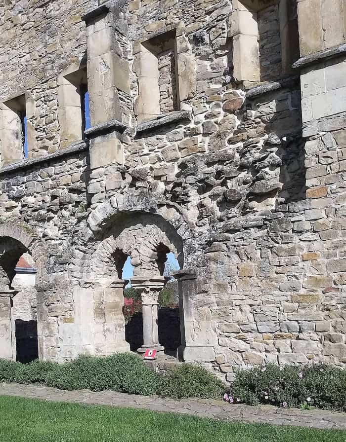 Poartă cu fereastră biforă în ruinele abației cisterciene de la Cârța