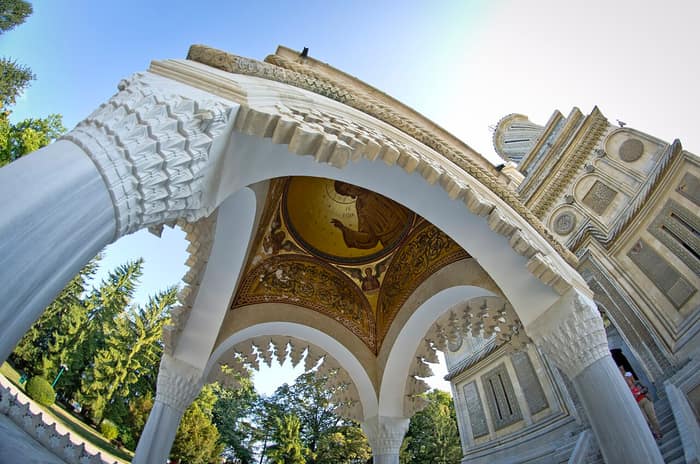 Le kiosque de l’eau bénite à Curtea de Argeș