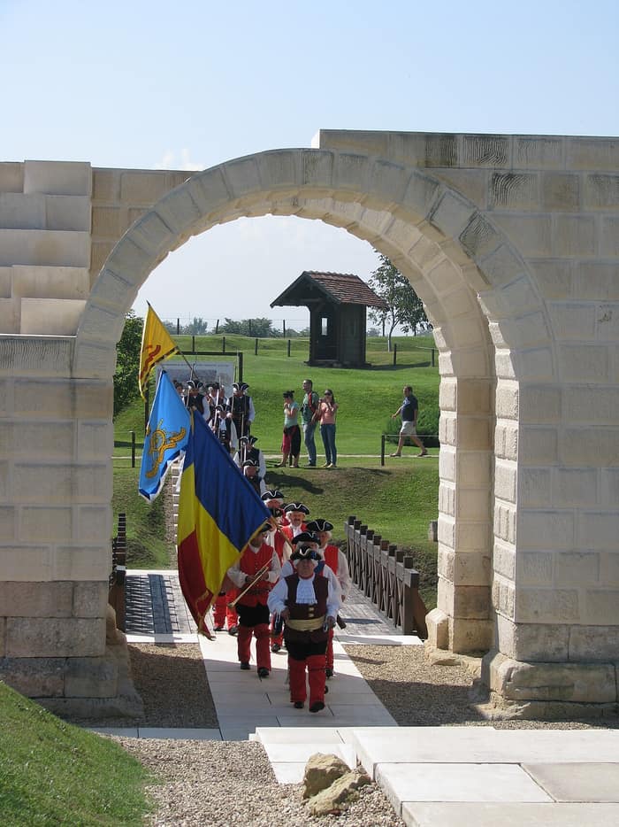 Schimbul gărzii văzut prin poarta castrului roman din Alba Iulia