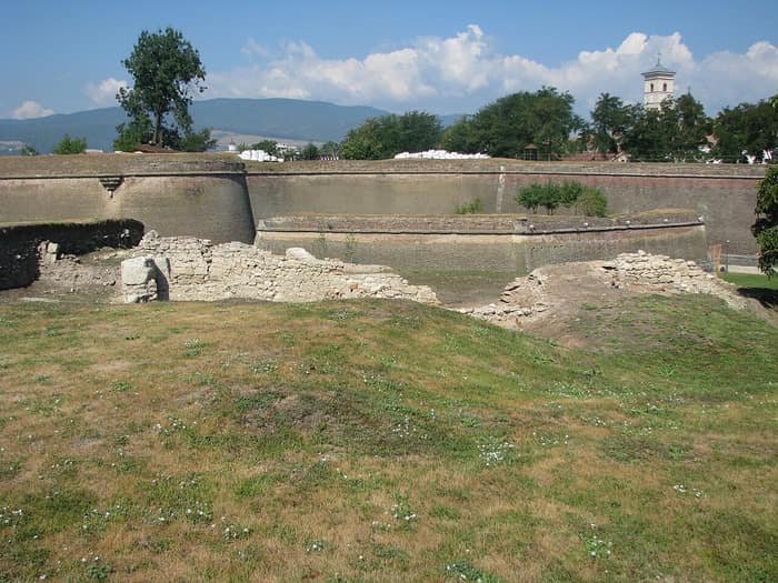 Ruine din incinta cetății din Alba Iulia, unde se află castrul roman