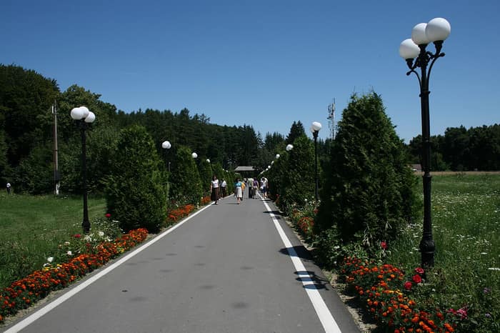 O alee din incinta Mănăstirii Brâncoveanu de la Sâmbăta de Sus