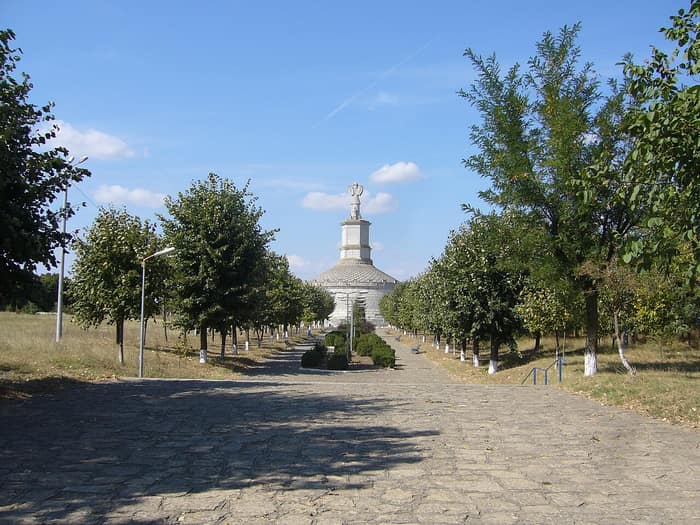 Il viale che porta al monumento, ad Adamclisi