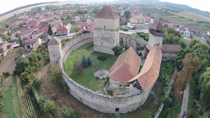 Vedere aeriană a ansamblului Cetății din Câlnic