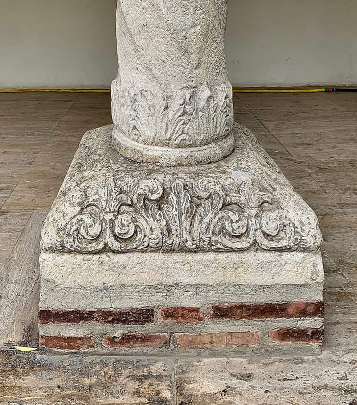 Base d’une colonne dans la cour derrière l’église du monastère d’Antim