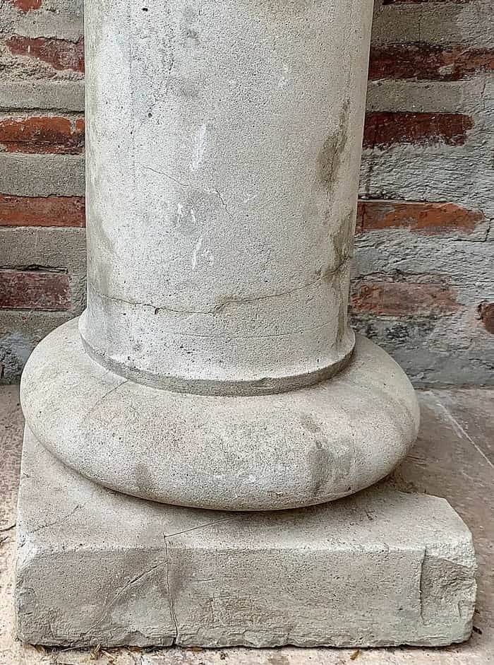 Base d’une petite colonne dans la cour du monastère d’Antim