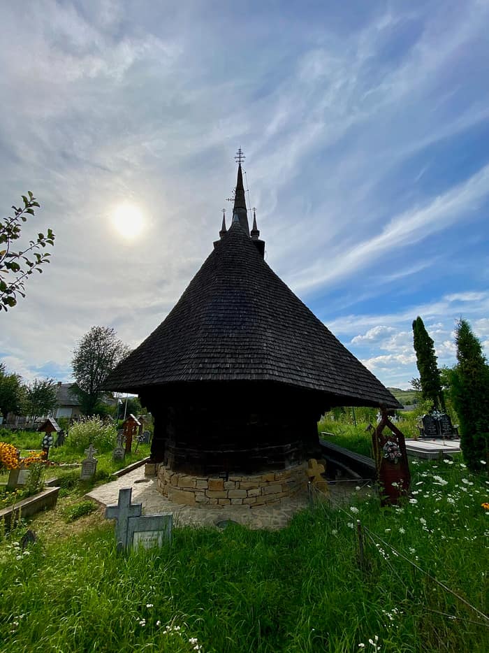 Die Holzkirche der Heiligen Erzengel in Rogoz mit schindelgedecktem Turm