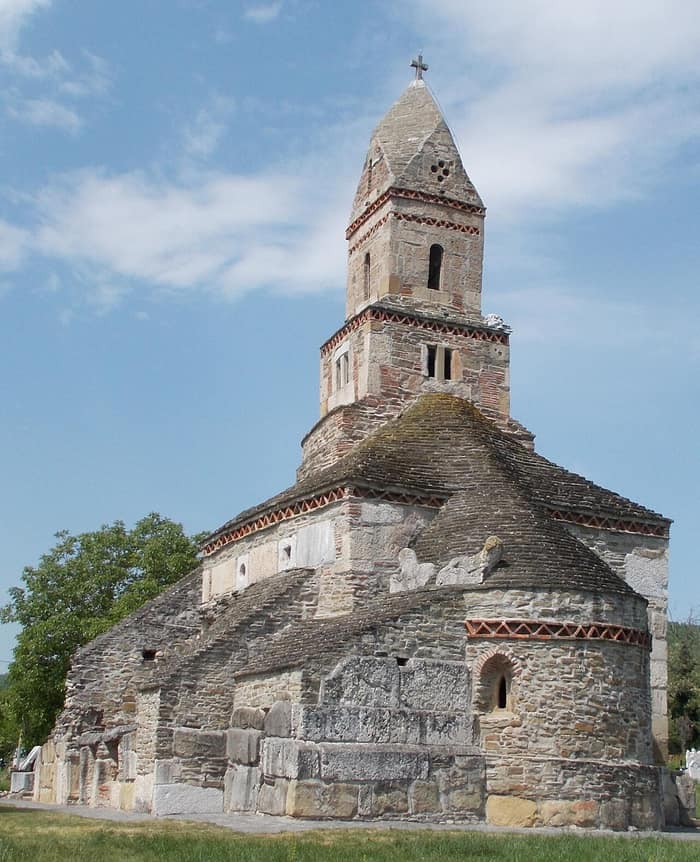 La chiesa di pietra nel villaggio di Densuș, Hunedoara