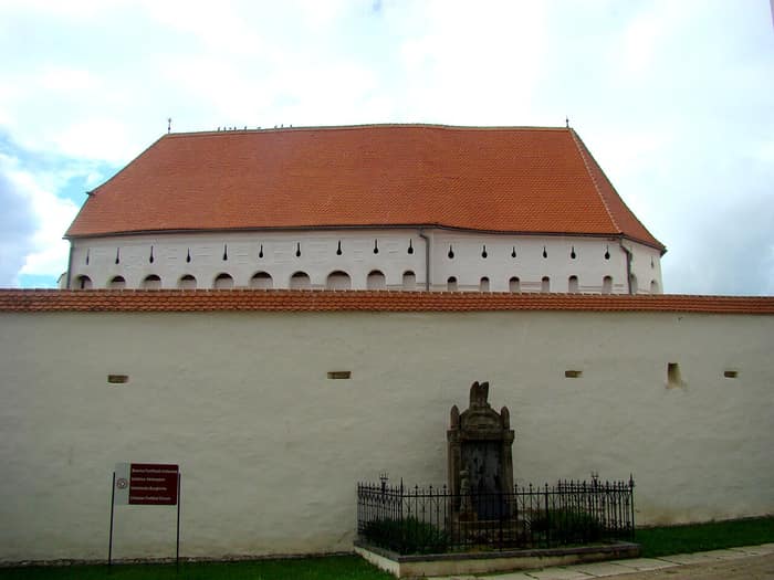 Biserica fortificată din Dârjiu și zidurile ei
