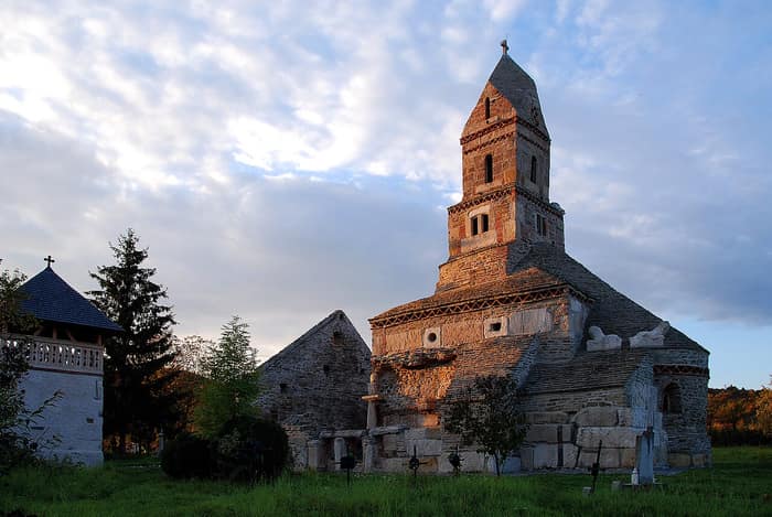 La chiesa di San Nicola a Densuș, edificio del XIII secolo