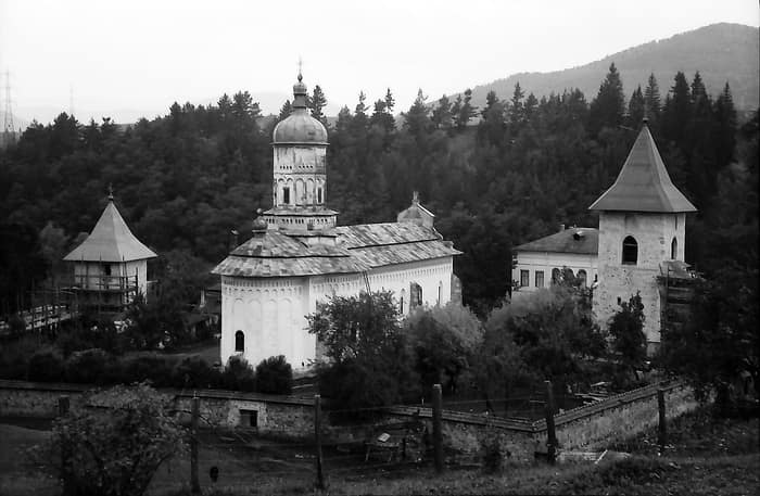Fotografia d’archivio della chiesa e del campanile del monastero di Bistrița