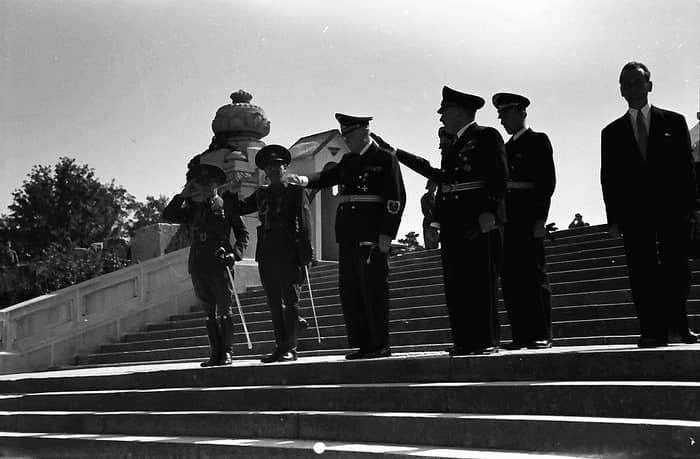 Fotografia storica dei gradini davanti alla tomba, a Bucarest