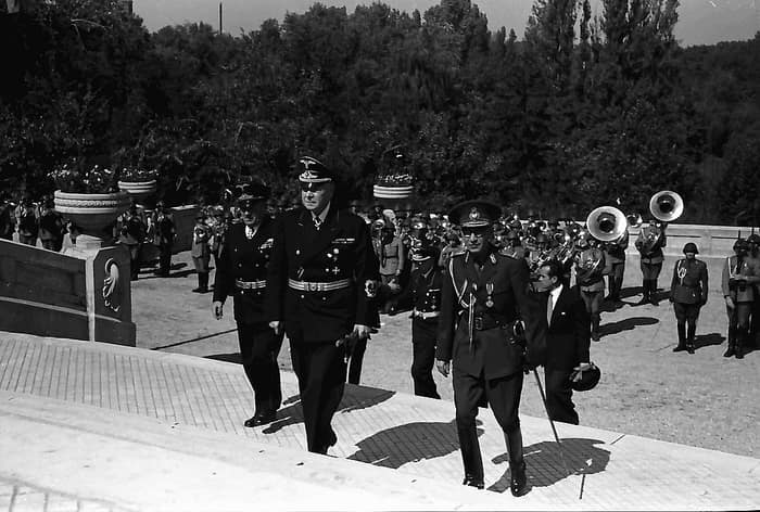 Fotografia storica di un visitatore alla tomba, a Bucarest