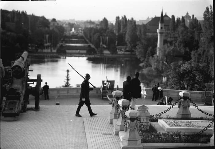 Fotografia storica della tomba a Bucarest, da un archivio di Stato