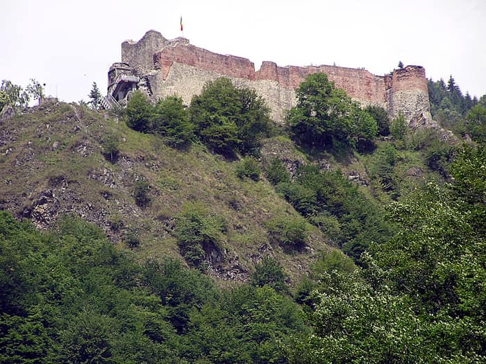Ruinen der Burg Poenari auf dem Berg über dem Argeș-Tal