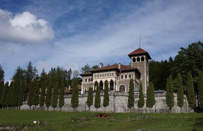Le château de Cantacuzène à Bușteni, première vue