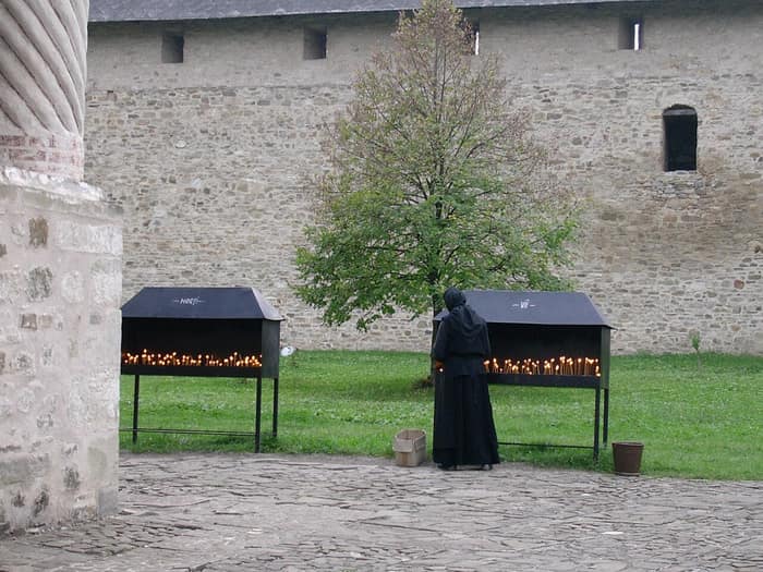 Candele nel monastero di Moldovița