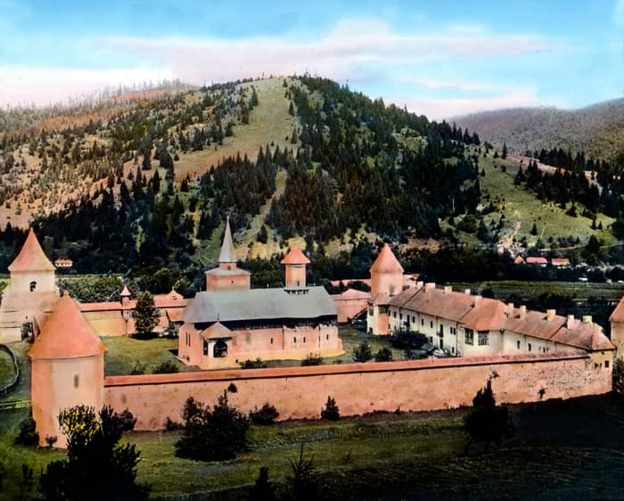 Fotografie veche a Mănăstirii Sucevița din valea Sucevița, în jurul anului 1920