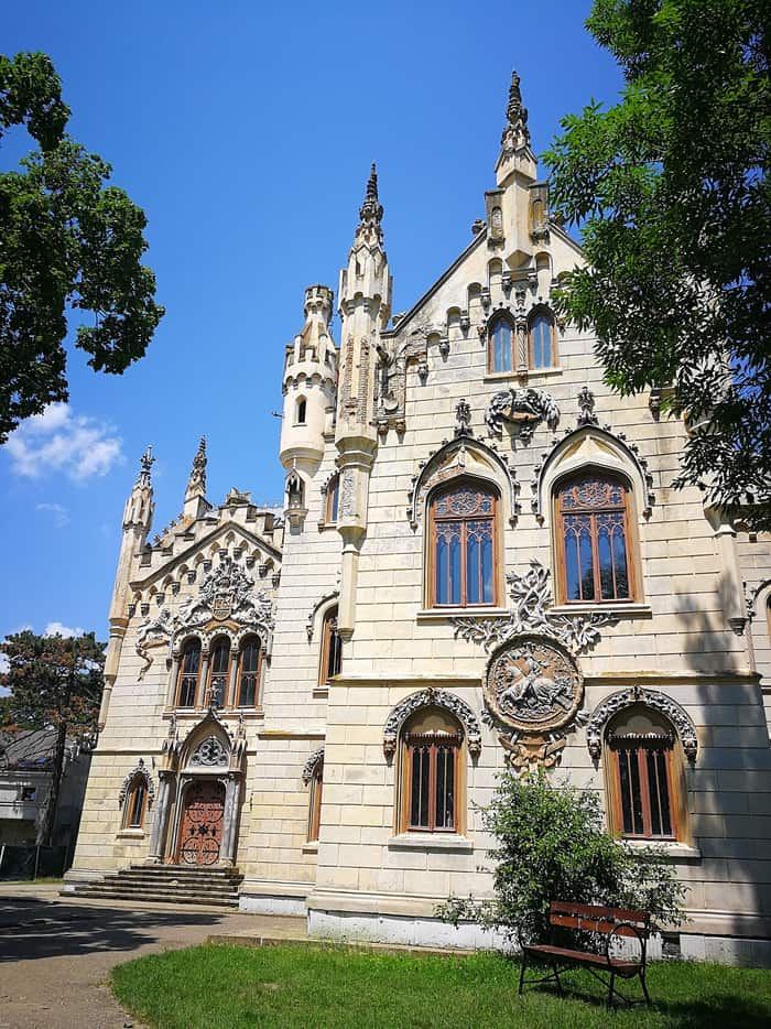 Fațada principală a Castelului Sturdza de la Miclăușeni