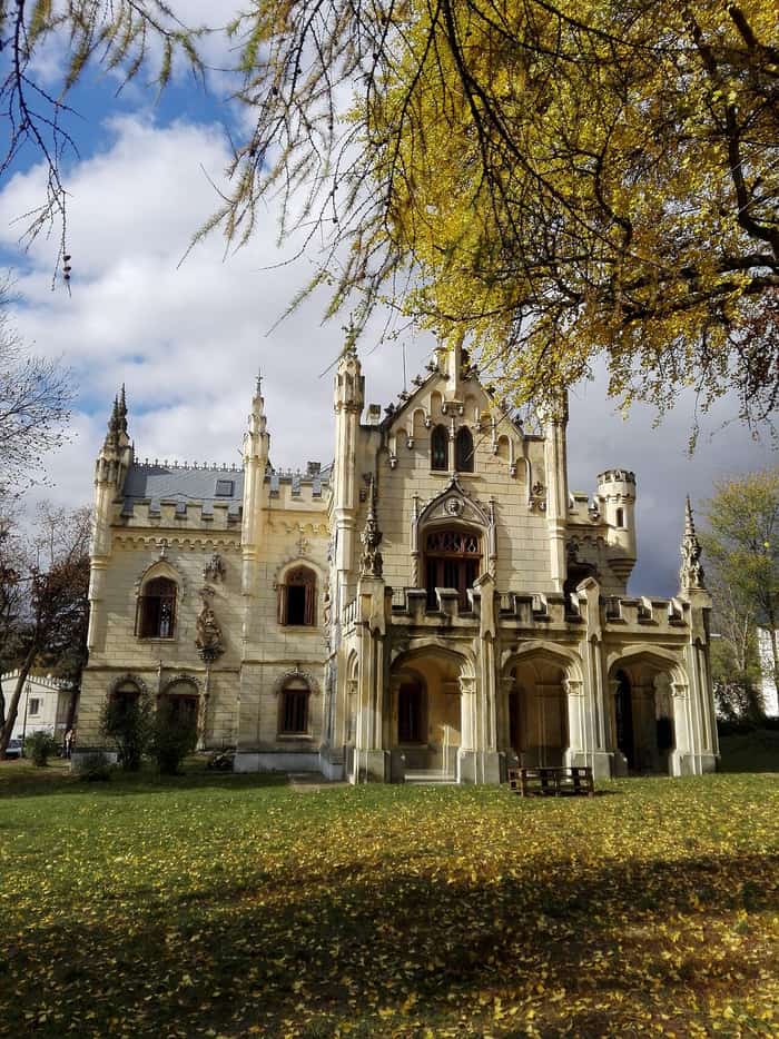 Vedere laterală a Castelului Sturdza de la Miclăușeni
