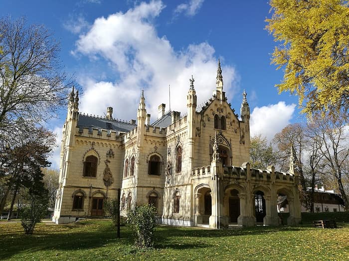 Castelul Sturdza văzut dinspre parc