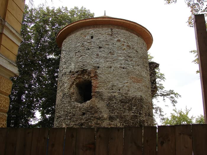 La fortezza Báthory di Șimleu Silvaniei, rovine viste dall’esterno