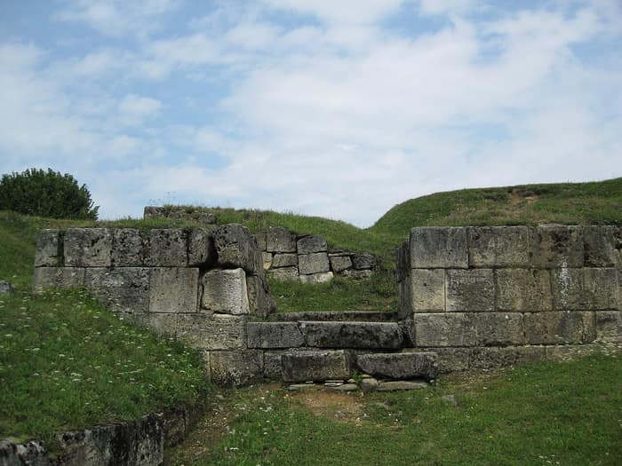 Die Ruinen der dakischen Festung Blidaru auf dem Hügelkamm