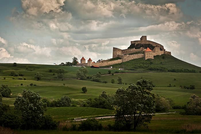 Cetatea Rupea pe dealul ei de bazalt, județul Brașov
