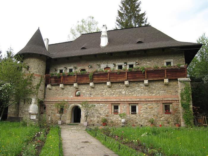 La clisiarnița con torre circolare nel monastero di Moldovița