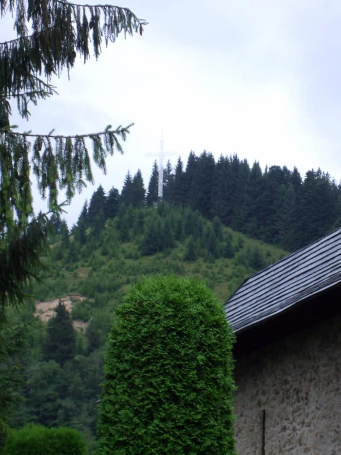 Croix à l’entrée du monastère de Putna