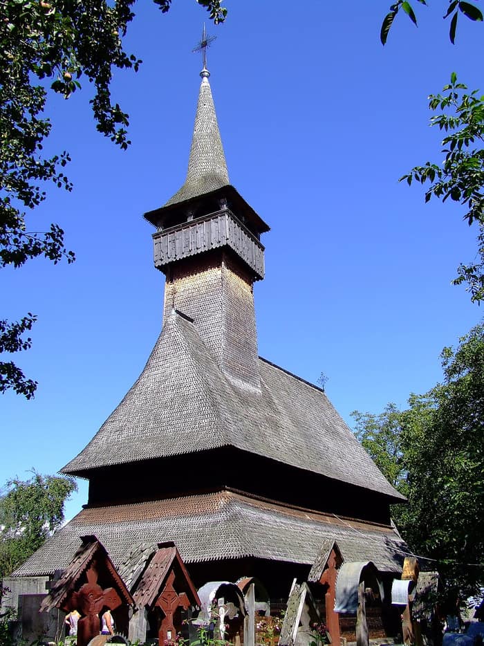 La chiesa lignea di Ieud Deal sulla sua collina