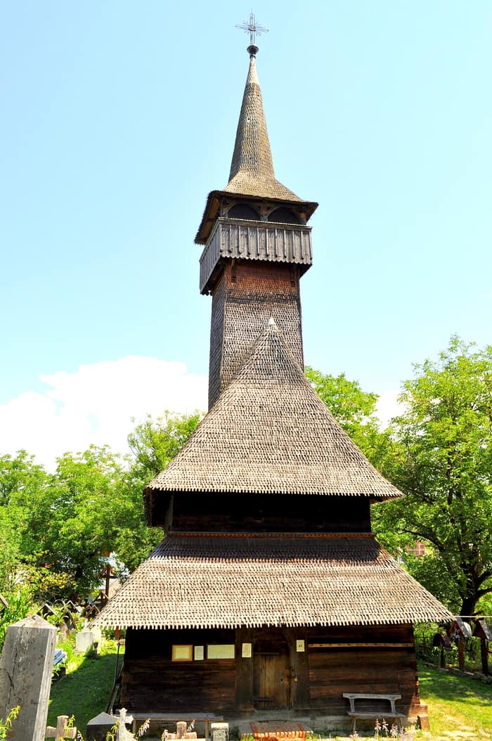 La chiesa lignea di Ieud Deal vista da ovest