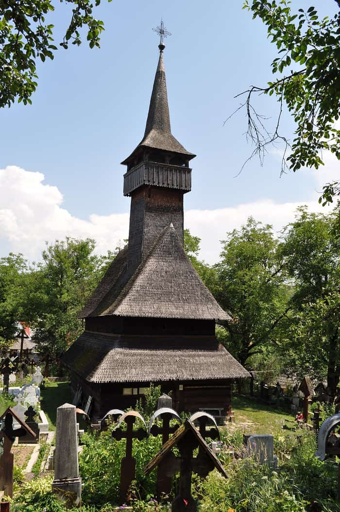 Die Holzkirche auf dem Hügel in Ieud