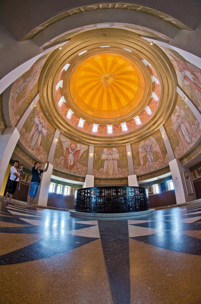 À l’intérieur du mausolée de Mărășești