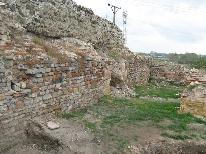 Ruines de la forteresse romaine de Noviodunum près d’Isaccea, première vue