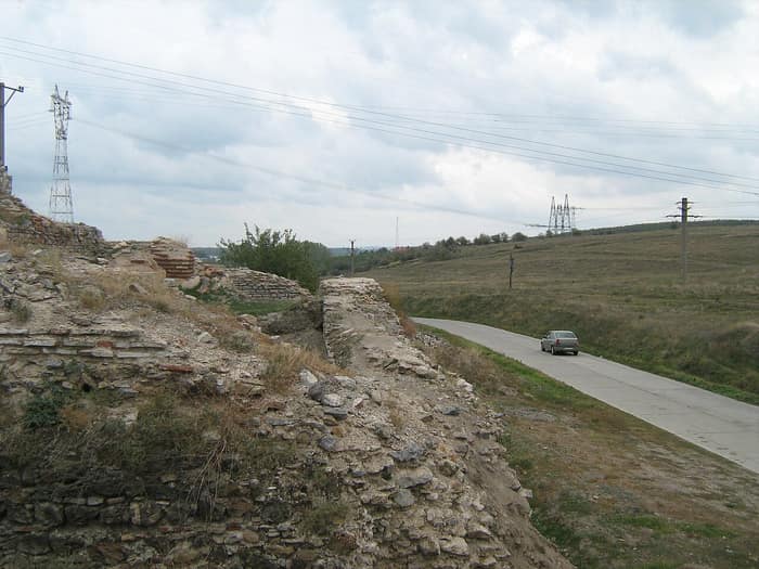Ruinele castrului roman Noviodunum de lângă Isaccea, a treia imagine