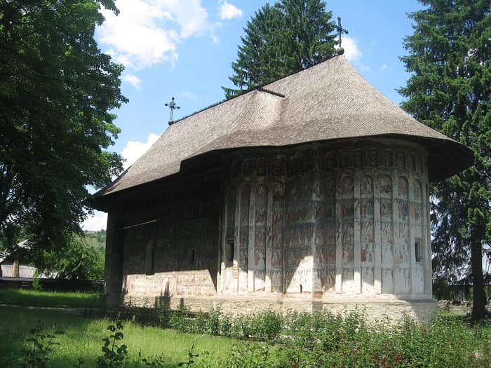 Die Kirche des Klosters Humor mit dem weit überstehenden Schindeldach
