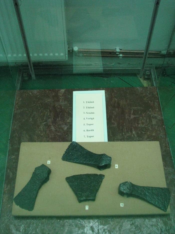 Äxte und ein Beil aus der dakischen Festung Bănița, in einem Museum in Orăștie fotografiert