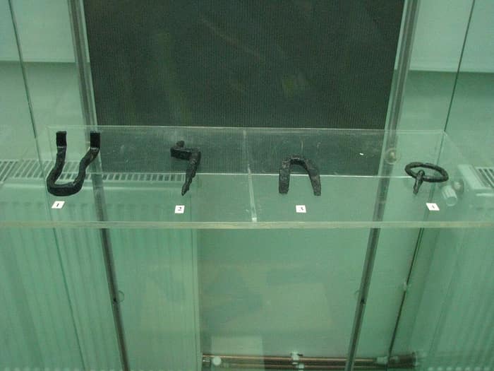 Cardini, grappa di ferro e un anello di catena dalla fortezza dacica di Bănița, foto da museo