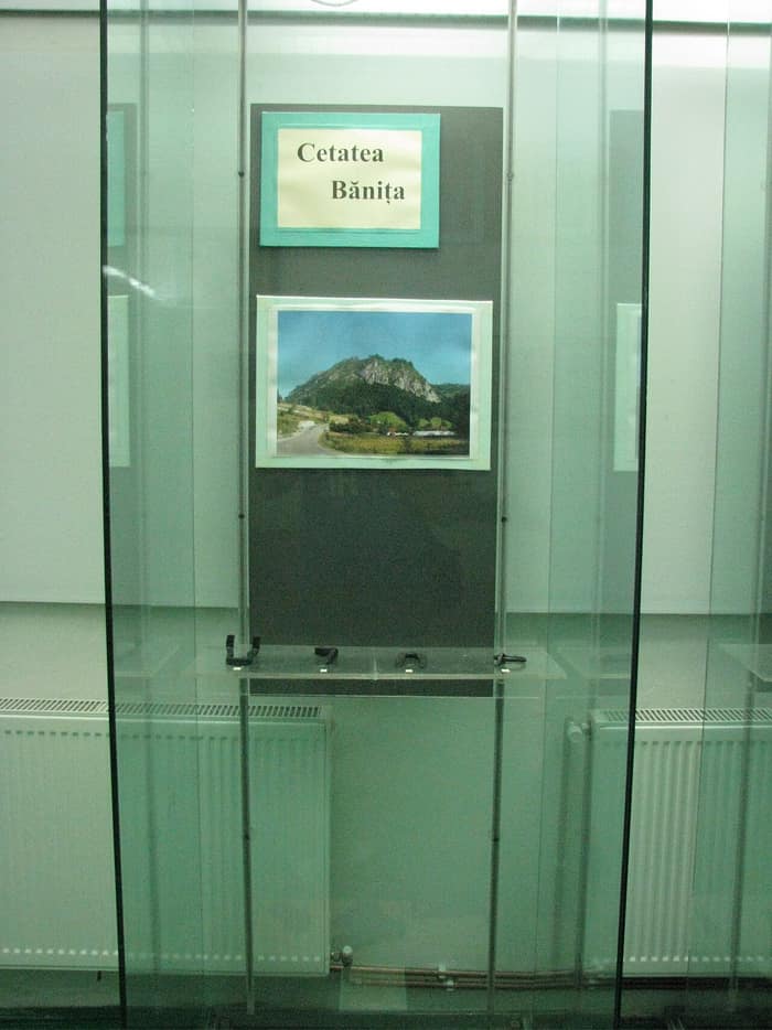 Cardini, grappa di ferro e anello di catena da Bănița, seconda foto da museo