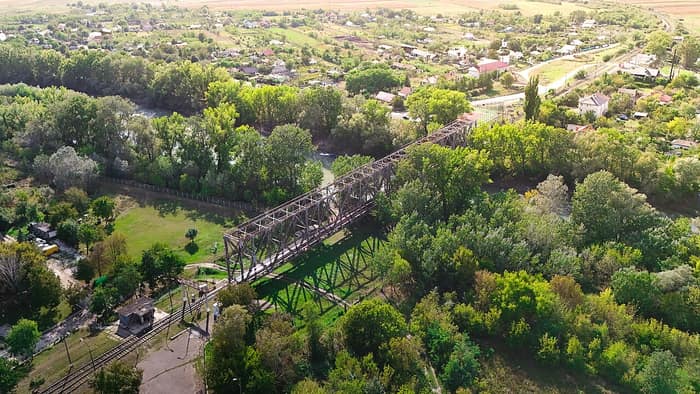 Le pont Eiffel sur le Prout à la frontière entre la Roumanie et la Moldavie