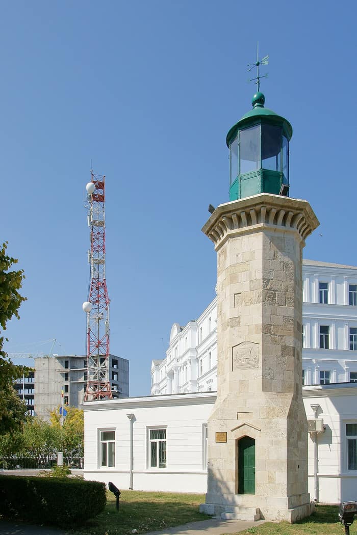 Farul Genovez restaurat, lângă un turn radio modern, în Constanța
