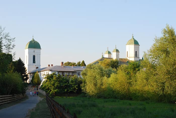 Das Kloster Cernica, von einer Insel im See aus gesehen