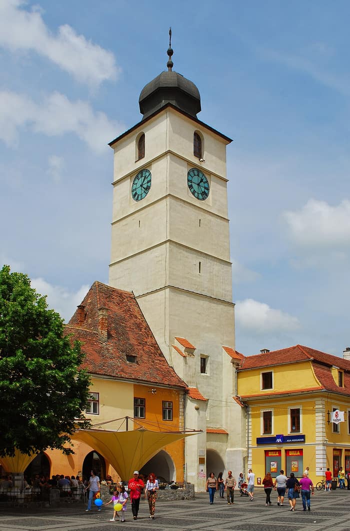 Turnul Sfatului din Sibiu, între cele două piețe principale