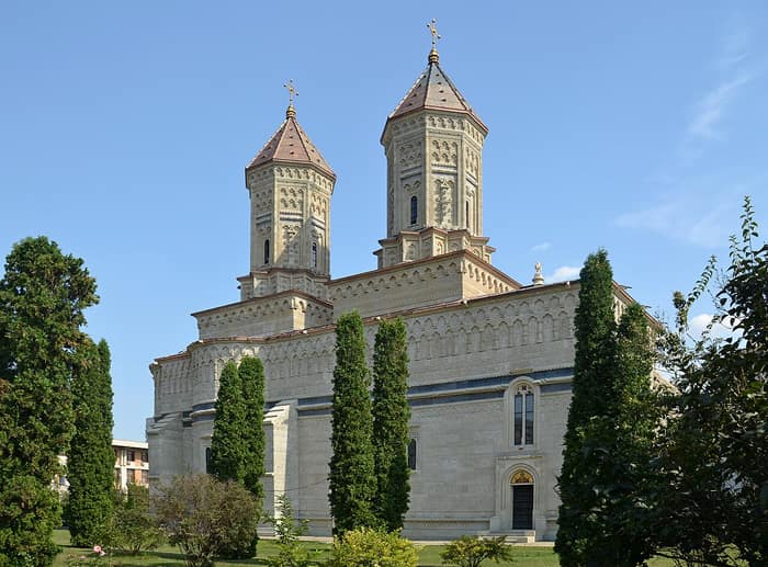 Das Kloster Trei Ierarhi in Iași mit seinen Fassaden aus gemeißeltem Stein