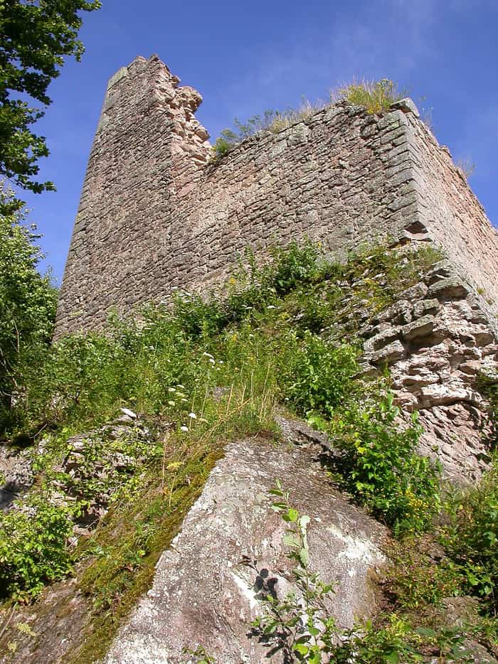 Les ruines du château de Bálványos au sommet de la colline près de Turia