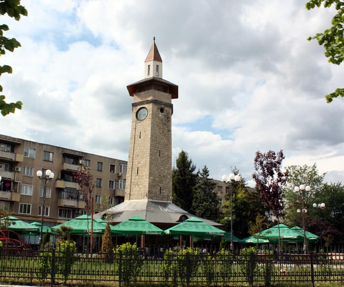 La tour de l’Horloge de Giurgiu dominant le centre-ville