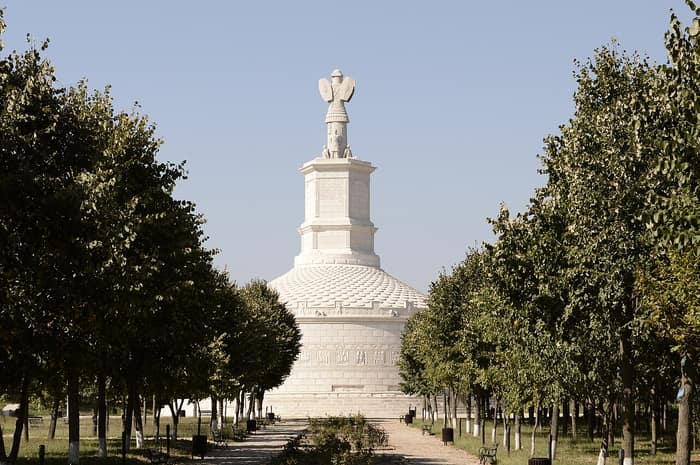 Veduta verso il monumento Tropaeum Traiani ad Adamclisi