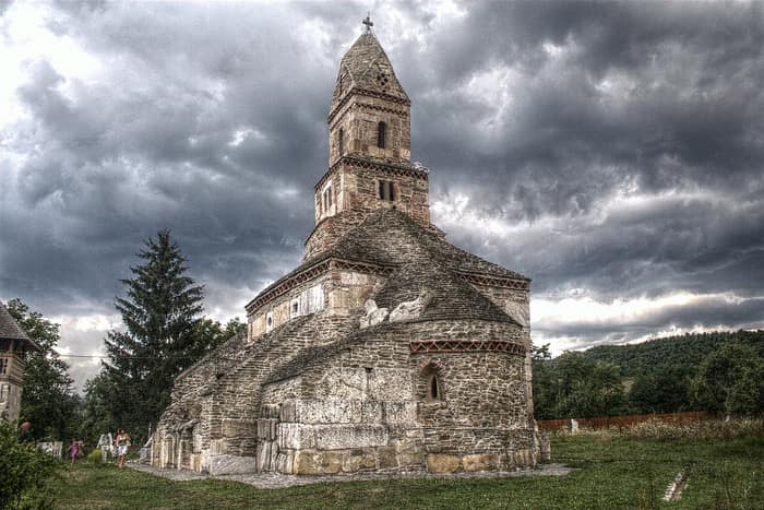 L’église de pierre de Densuș, du XIIIe siècle